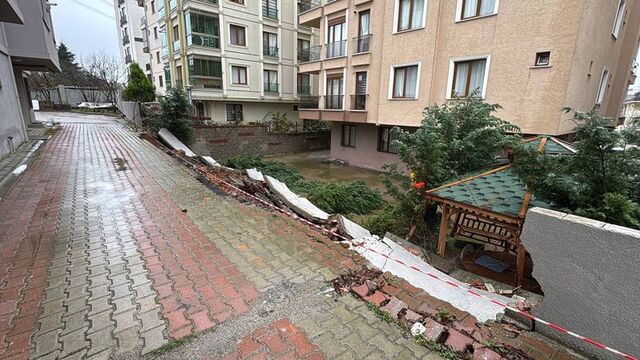 Çekmeköy'de istinat duvarı yıkıldı