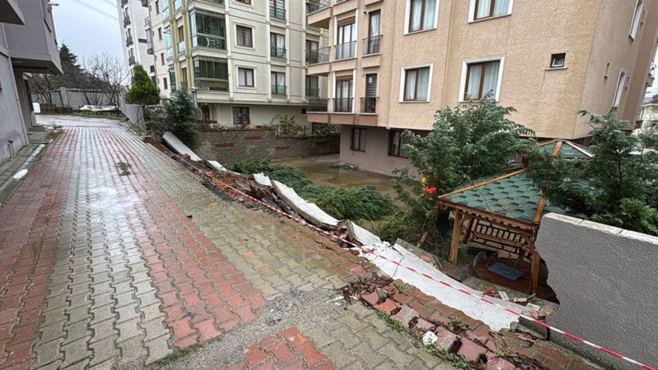 Çekmeköy'de istinat duvarı yıkıldı