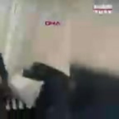 Sancaktepe’de inşaatta çalışan iş makinesi yan binanın duvarını yıktı