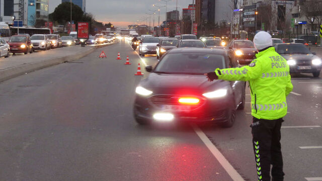 Çakar ve siren sistemli araca parmak ısırtan ceza!