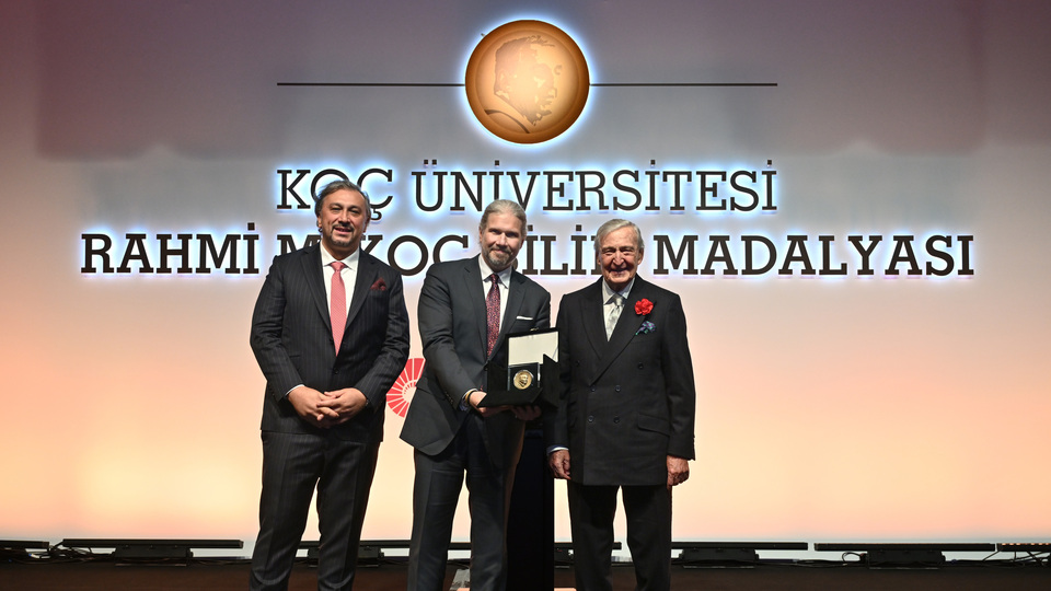Rahmi M. Koç Bilim Madalyası Prof. Dr. Atatüre'ye verildi