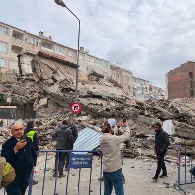 Güngören'de bina çöktü!