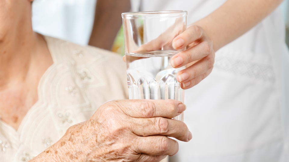 Yaşlılıkta susuzluk hissi azalıyor