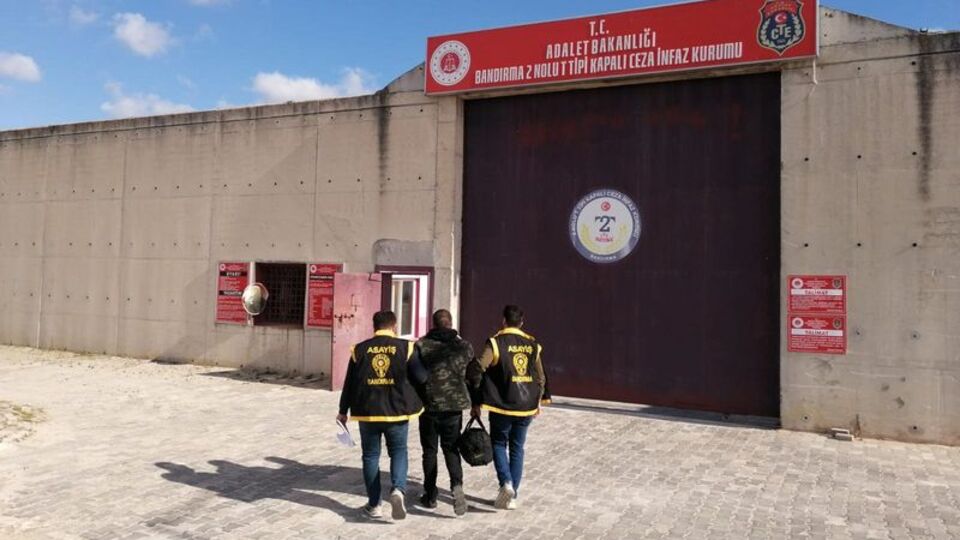 Balıkesir'de aranan hükümlü, dövme randevusunda yakalandı