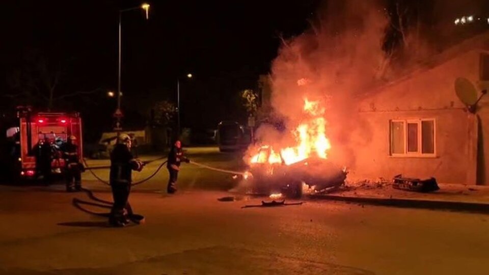 Eve çarpan otomobil alev aldı, 4 kişi yanarak öldü!