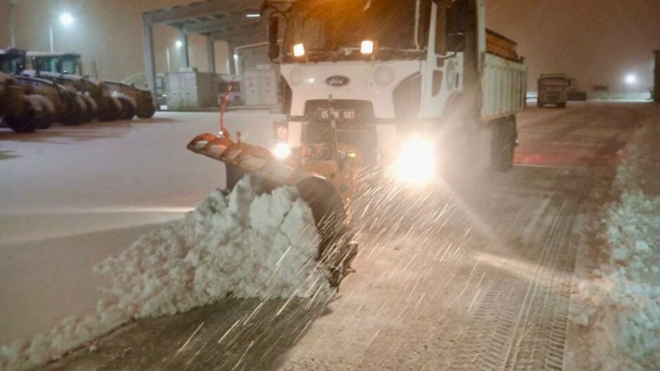Van'da 131 yerleşim yerine "kar" engeli