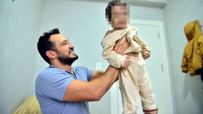 Annenin uygunsuz görüntüleri ortaya çıkmıştı! Velayeti alan baba oğluna kavuştu