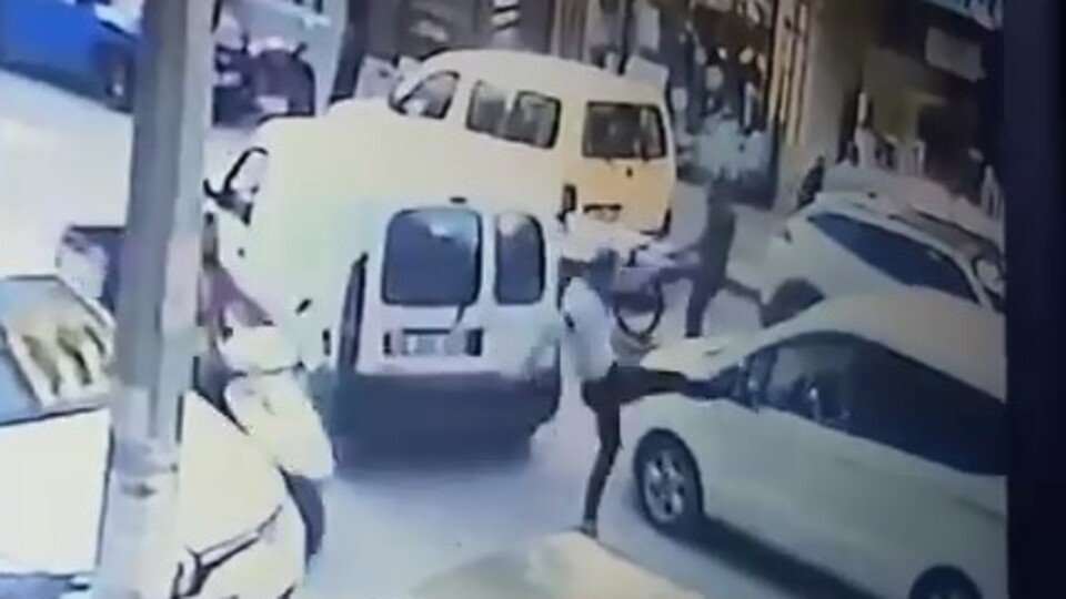 Trafik magandası kadın sürücünün yolunu kesti