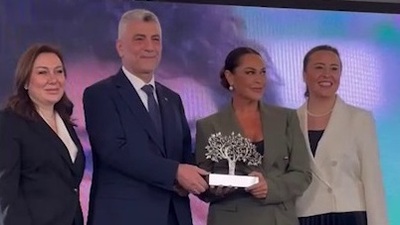 'Zamansız Kadın Ödülü' aldı