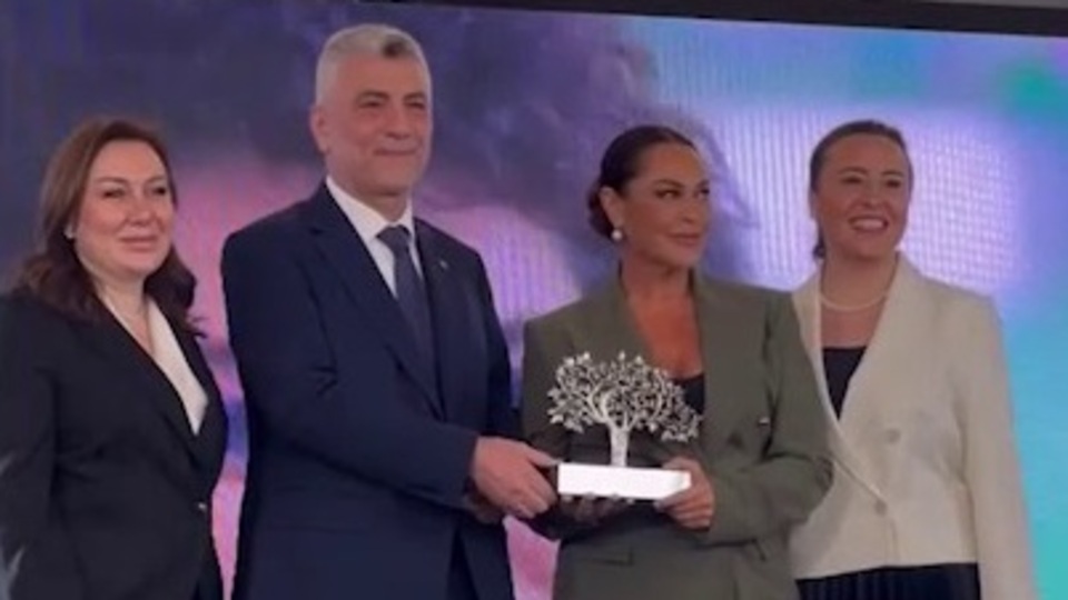 'Zamansız Kadın Ödülü' aldı