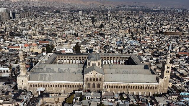 Esad rejiminin devrilmesinin ardından Emevi Camii'nde ilk cuma namazı