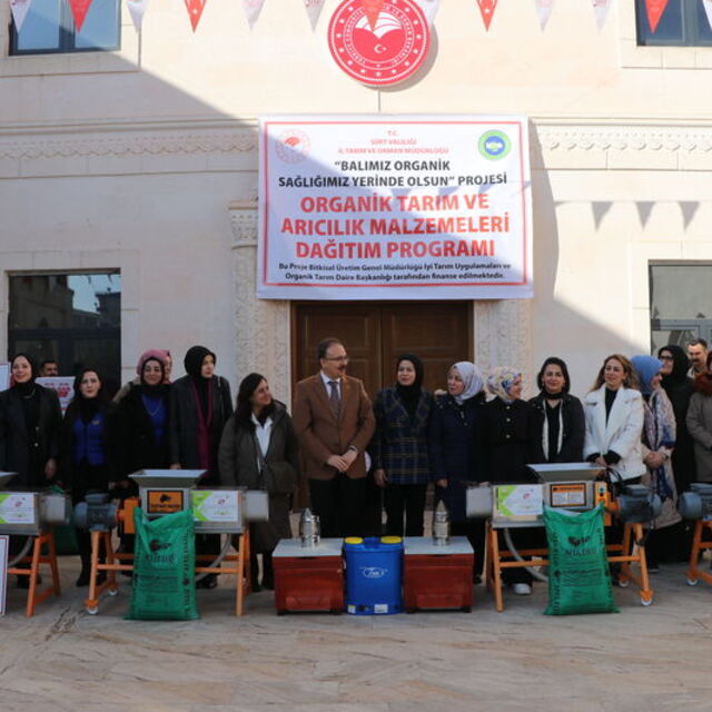 Siirt'te üreticilere üzüm ve arıcılık malzemesi