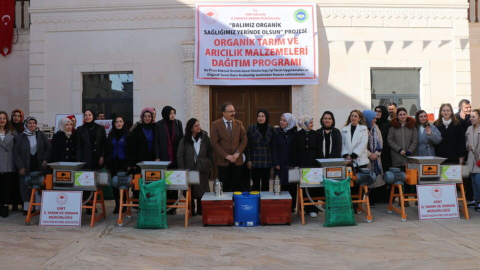 Siirt'te üreticilere üzüm ve arıcılık malzemesi
