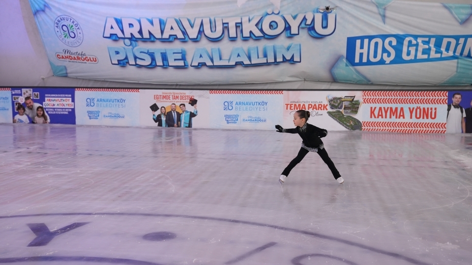 Arnavutköy'de "buz pisti" açıldı