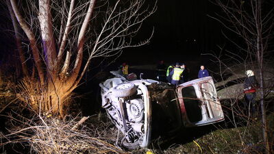 Ağaca çarpan hafif ticari araç devrildi: 3 ölü