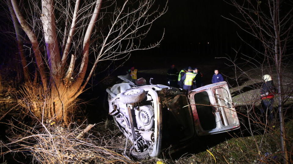 Ağaca çarpan hafif ticari araç devrildi: 3 ölü