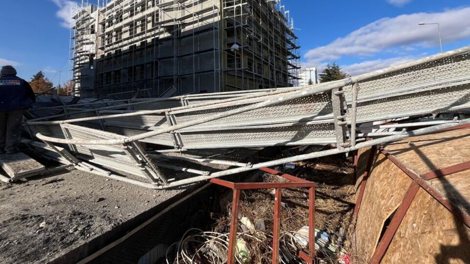 İnşaatta iskele çöktü: 1'i ağır 3 yaralı