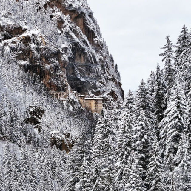  Sümela Manastırı'nda nefes kesen beyaz manzara