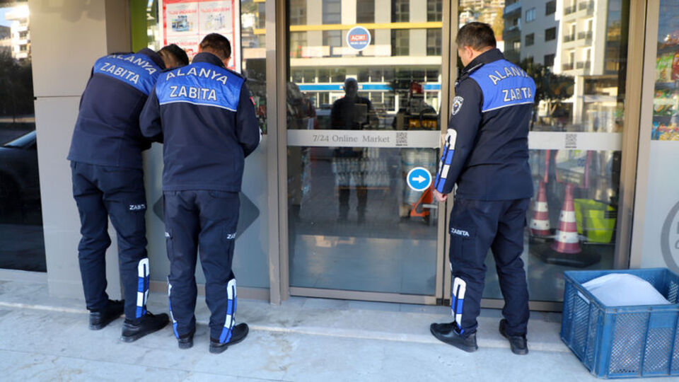 Alanya'da 3 zincir market mühürlendi