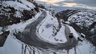 Karlı yolda virajı alamadı! O anlar kamerada