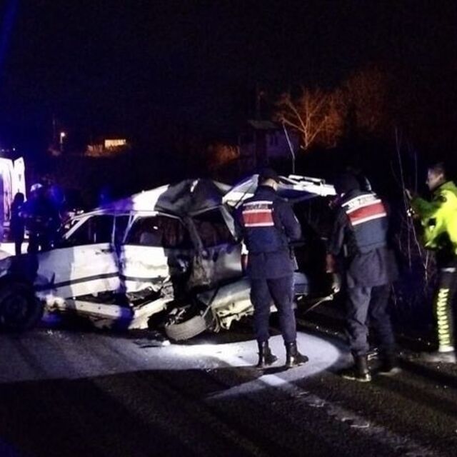 Otomobille yolcu otobüsü çarpıştı: 2 ölü