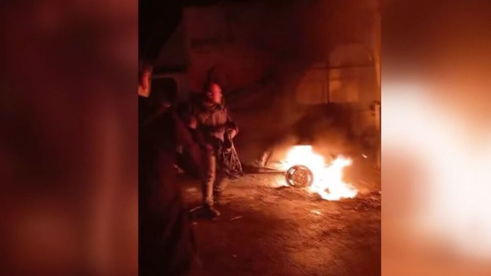 Mobilya yüklü kamyonet alev aldı! O anlar kamerada