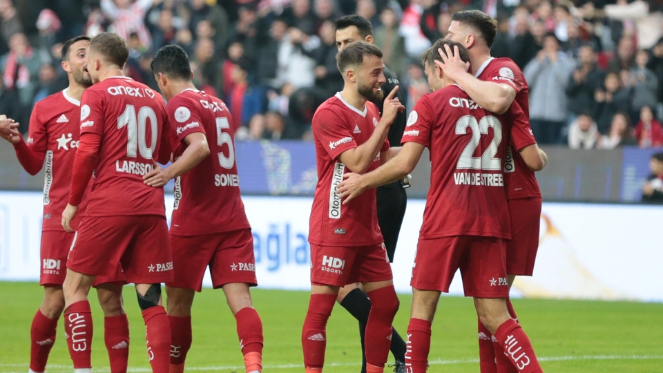 Antalyaspor evinde 2 golle kazandı!