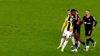 Kafa attı: Başakşehir 10 kişi kaldı!