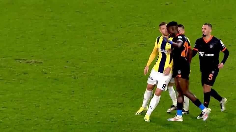 Kafa attı: Başakşehir 10 kişi kaldı!