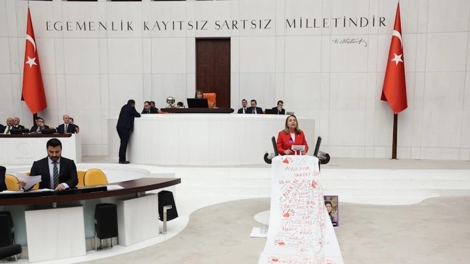 CHP'li Vekil meclis kürsüsüne kefenle çıktı