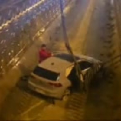 Sultanbeyli'de araç dereye uçtu