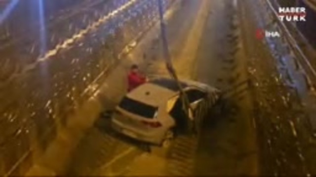  Sultanbeyli'de araç dereye uçtu