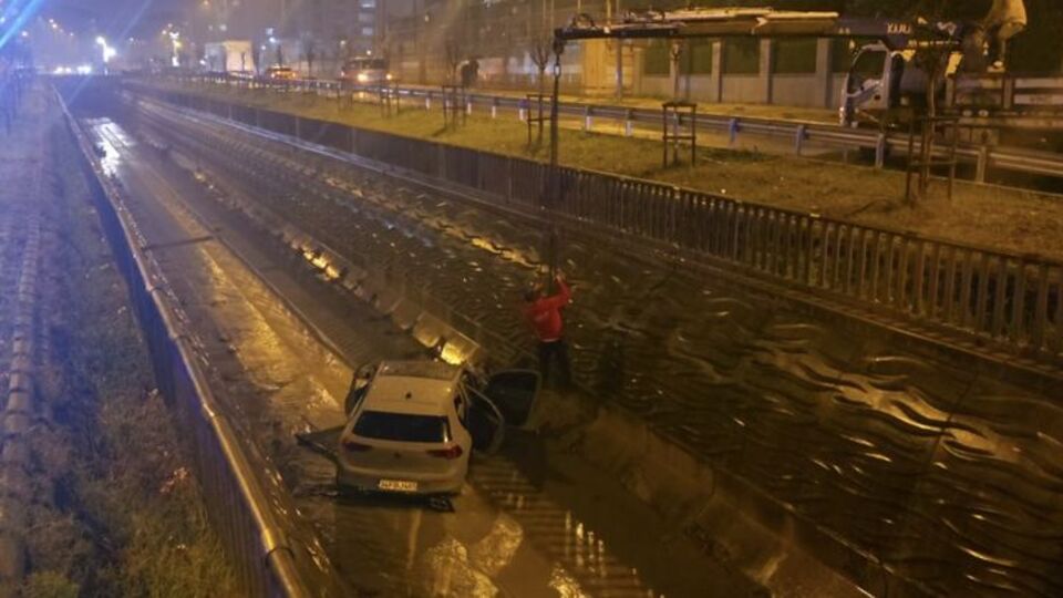 Araç dereye uçtu! 5 yaralı