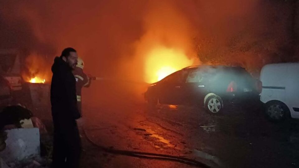 Yıldırım düşen ağacın altındaki 2 otomobil alev aldı