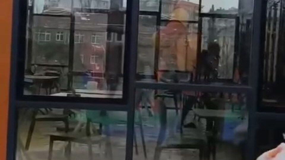 İçeride falçatalı canavar var! Genç kadını yüzünden yaraladı