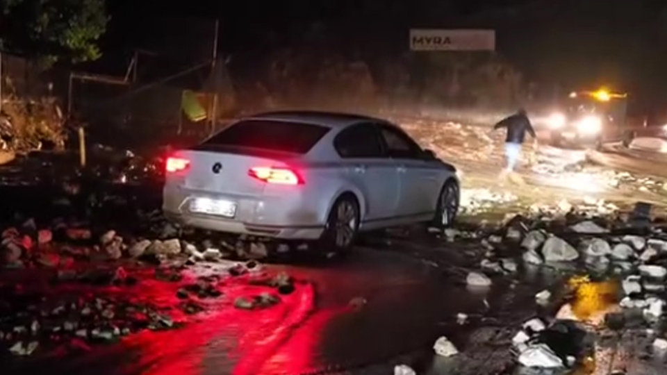 Kara yolunu kapatan sağanak!