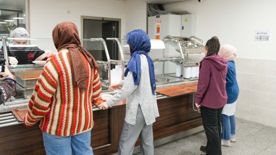 Ümraniye'de üniversitelilere ücretsiz yemek