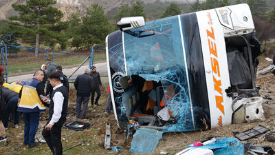 Devrilen otobüste ölü ve yaralılar var!