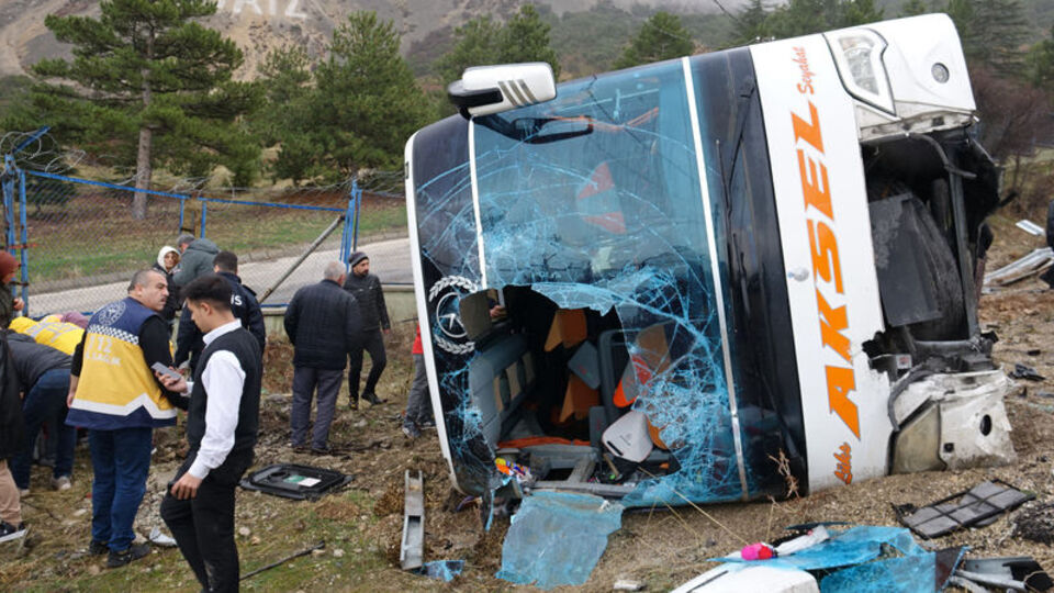 Devrilen otobüste ölü ve yaralılar var!
