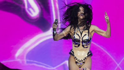 Boş alanda konser verdi