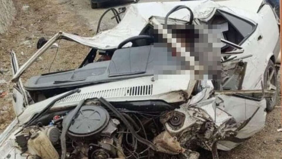 İstinat duvarına çarpan otomobilin sürücüsü öldü