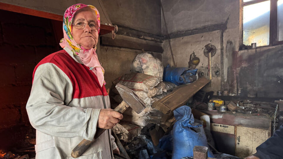 64 yaşında! 40 yıldır eşiyle demir dövüyor