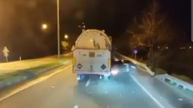 Makasla gelen felaket! Tanker ve bariyer arasında kaldılar