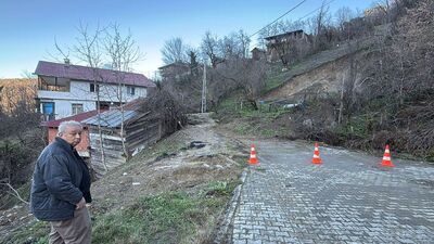 Bartın'da köy yolu heyelanla kapandı