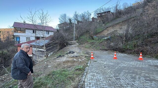 Bartın'da köy yolu heyelanla kapandı