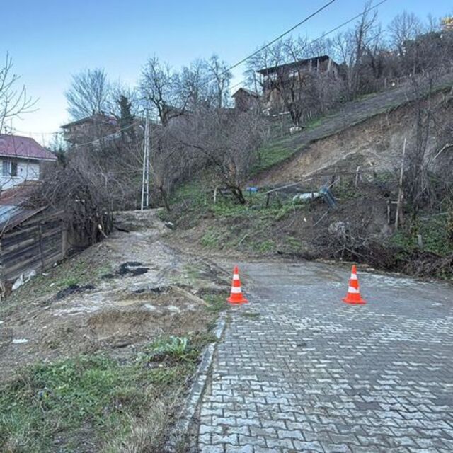 Bartın'da köy yolu heyelanla kapandı