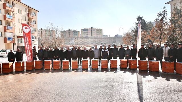 Sivas'ta 39 arıcıya kovan desteği