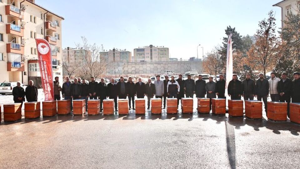 Sivas'ta 39 arıcıya kovan desteği