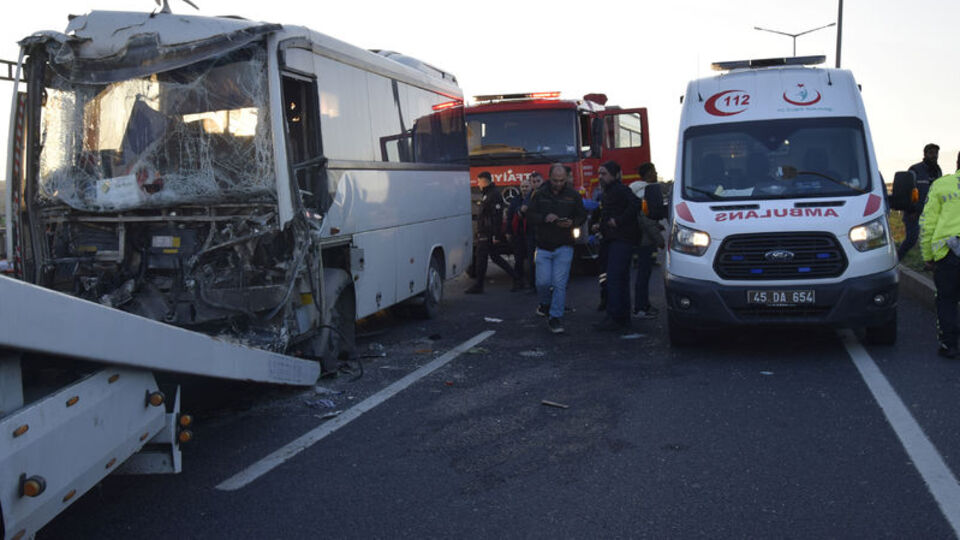 İşçi servisi TIR'a çarptı: 22 yaralı