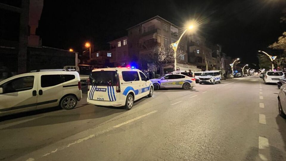Alkollü sürücü polis aracına çarptı